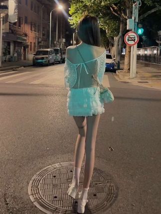 这次我站在风中乱了头发也乱了心.