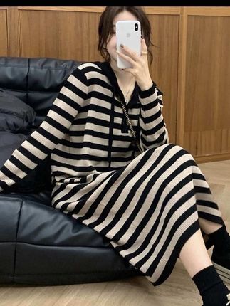 法式慵懒风复古针织连帽连衣裙秋冬时尚宽松气质休闲条纹连衣裙#穿出高级感 #显高显瘦显腿长 #秋季穿搭 #连衣裙#气质穿搭