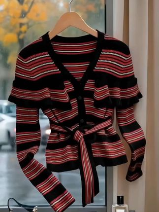 #我要上热门~一眼沦陷的条纹针织开衫,美到骨子里的气质款!】 V领设计衬得脖颈修长,层层荷叶边点缀肩头,灵动又显档次。黑红条纹撞色复古吸睛,腰间系带一收,秒变纤细小蛮腰。软糯针织质感,贴身穿都温柔。不管是配裙装走优雅路线,还是搭牛仔裤走休闲风,都能让你在人群中脱颖而出,穿上它,你就是氛围感女神本人~#秋冬穿搭新鲜感在线 #早秋穿搭三分钟出门不是梦 #秋季微胖穿搭测评 #初秋一周不重样穿搭