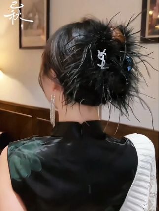 超仙 小香风蝴轻奢羽毛抓夹女2025新款时尚毛毛发夹盘发鲨鱼夹#头饰发饰#盘发羽毛抓夹#氛围感