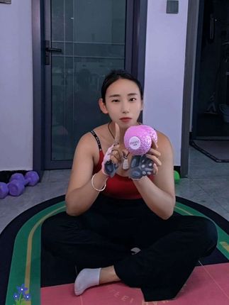 不是筋膜枪买不起,而是筋膜球更有性价比,这款师百年的花生筋膜球真的很好用,不大不小用着刚刚好,运动之后可以不拉伸但是一定要松筋,按一按压一压踩一踩#花生筋膜球 #筋膜放松 #花生球 #放松解压