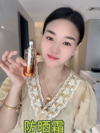 这么热的天出门一定要注意防晒哦,养儿不一定防老,防晒一定防老哦!姐妹今天又换地方咯!