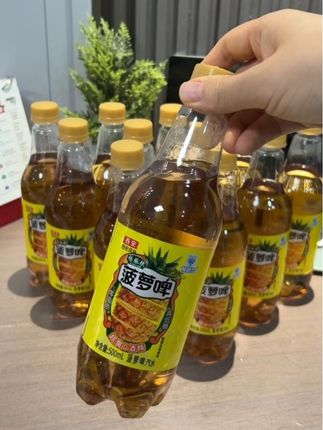 我竟然薅到老式菠萝啤的大羊毛!一打开就能闻到浓郁的菠萝香!太好喝了!!#夏日饮品 #汽水 #菠萝啤 #好喝不贵 #快乐水