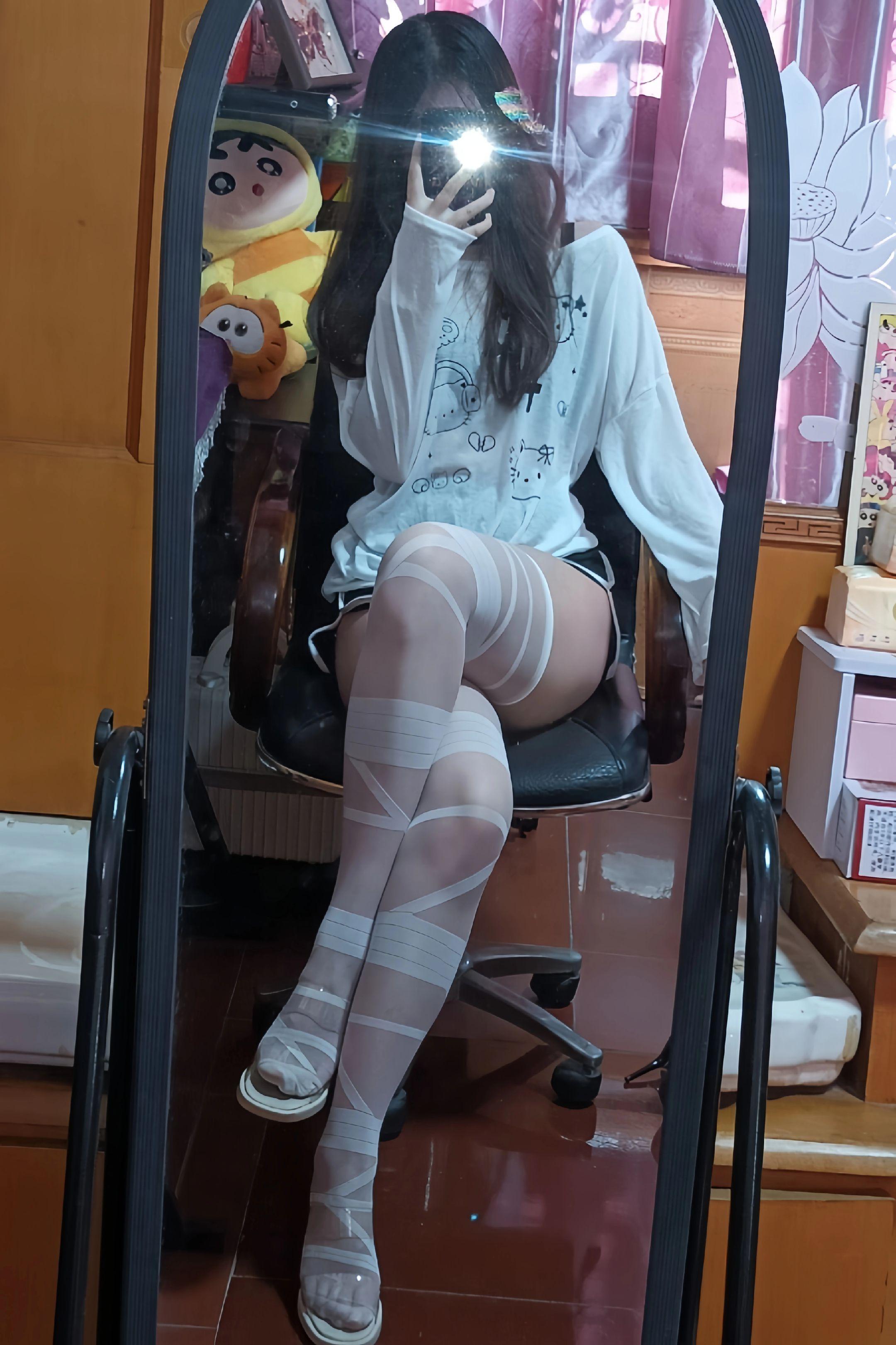 在干嘛呢~#辣妹穿搭 #拍照姿势 #感觉至上 #对镜拍 #控腿