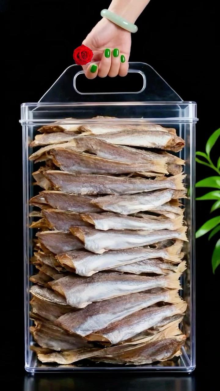 红娘子鱼干,下饭界的鲜香担当。晒得入味的红娘子鱼干,自带海洋的咸鲜香气。不管是和青椒快炒,还是跟豆豉慢蒸,往米饭旁一摆,瞬间就能唤醒味蕾。每一口都嚼劲十足,咸香不齁,配着米饭能多吃一碗,妥妥的下饭王者! 不管是日常晚餐想偷懒,还是朋友小聚要露一手,它都能轻松hold住场面。尝过一次就知道,这鲜味绝了! #美食 #下饭菜 #美味 #快来一起尝个鲜 #美味下饭菜