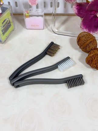 小巧便携文玩刷子套装 新款文玩刷子便携式小巧Mini长度上色抛光提亮挂瓷硬毛~这款文玩刷子套装有三种刷毛,钢丝刷毛、纳米刷毛、炭灰硼刷毛,用它清理文玩核桃就可以清洁的干干净净,还能提亮#文玩刷子#超实用 #提升幸福感好物 #超便宜超划算 #小巧便携