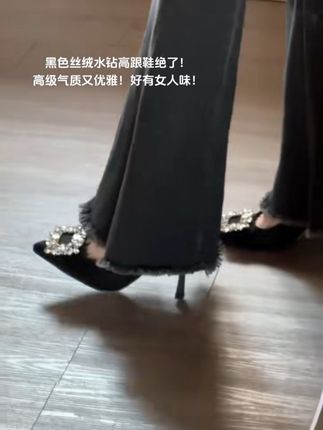 黑色丝绒水钻高跟鞋绝了!上脚高级气质又优雅~随意搭配裙子裤子都好绝啊!#女鞋推荐 #尖头高跟鞋 #美出高级感 #显高显瘦显腿长 #哎呦喂你鞋真好看