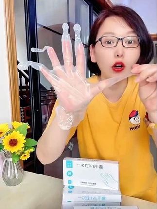 九块九发八盒一次性手套,而且发的是加厚款还是tpe的材质。吃虾剥螃蟹不会戳破,弄得满手都是油。打扫卫生做家务,带上它呀,对手也是一个保护!趁现在有活动,赶紧囤!#tpe一次性手套 #一次性手套