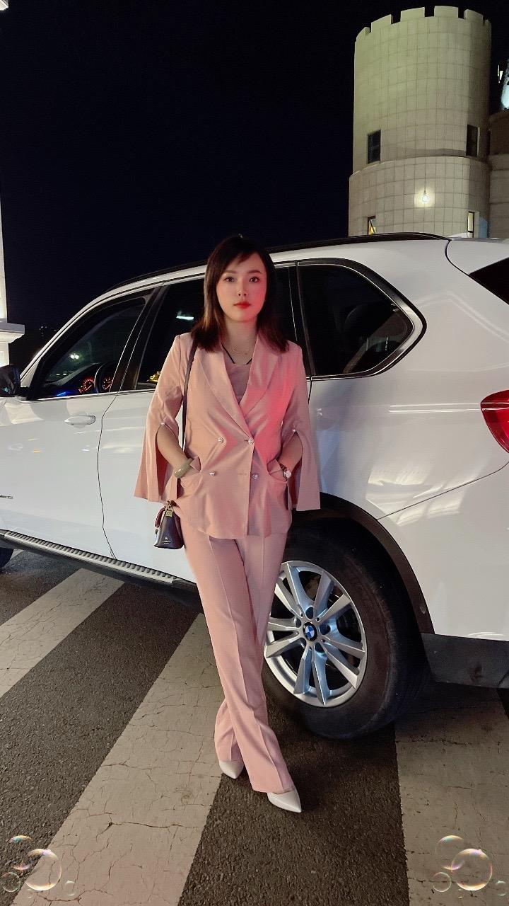 一婚也好,二婚也罢,到老才是夫妻,半路离开的都是过客。得到不算本事,守得住才算,什么是幸福,你穷,有人陪你,你累,有人疼你,你病了,有人照顾你,你错了,有人包容你。久了你会发现,所谓的荣华富贵永远比不上,一个爱你的人,一个温暖的家,一份好心情,和一个健康的身体。