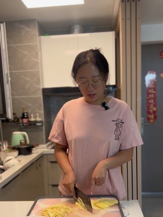 #不脱妆粉底液 用了这个粉底液半个多月了,我一直用的自然色,超好用,很服帖,并且不脱妆,防水防汗,今天为了视频效果用的象牙白,建议大家黄黑皮拍自然色,皮肤偏白拍象牙白!过敏包退!