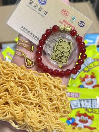 箱箱有,真的有,余校长你真配享太庙,有消费者吃干脆面硌掉了牙齿,老板急疯了!立马决定拿出1000万换成价值黄金回馈所有消费者!现在买干脆面每一箱都有黄金!冲冲冲!#余校长干脆面赔了1000万#箱箱塞黄金#干脆面#惊喜#小时候味道