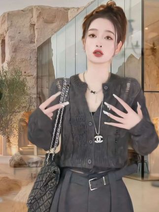 姐妹们,这件镂空针织衫真的太美了,穿上它仿佛置身于浪漫的约会之中,尽显温柔与优雅。它的版型设计非常出色,能巧妙的展现出女性的曲线美,而且面料质地优良,穿着舒适又柔软,无论是日常穿搭还是参加派对都能穿,喜欢的朋友千万不要错过,赶紧点击链接购买吧!#街头时尚穿搭 #时髦穿搭 #新品穿搭 #气质范 #爱了爱了