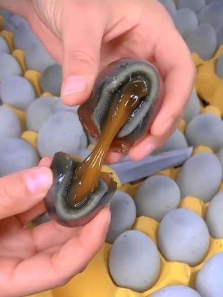 特色溏心松花蛋,植物秘方腌制,无铅工艺!不麻不涩!好水好鸭出好蛋,只认广水松花蛋,大小均匀,蛋白Q弹透亮,蛋黄溏心酥软,口感浓郁!细腻嫩滑!是餐桌上不可缺少的美味佳肴! 平时凉拌、煲汤 、煮粥、炒着吃 都很好吃! #松花蛋#溏心蛋 #口感特别好#大人小孩都爱吃#真的很好吃