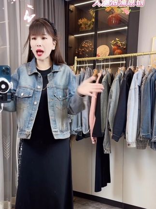 复古港风长袖开衫牛仔女外套 这个开衫牛仔外套真的好好看而且它的版型是那种很宽松的穿起来就特别显瘦#气质女神穿搭 #穿搭不重样 #复古港风 #牛仔外套 #精致感拉满的复古港风职场穿搭