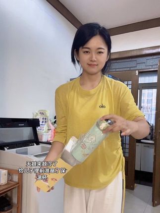 立秋啦,给我家儿子挑了个保温杯~特意选了方便携带的款式,带吸管,喝水老方便了,还有智能测温功能,不用担心水温不合适。杯身是可爱的卡通图案,孩子一看到就特别喜欢~#316钢保温杯 #智能测温保温杯