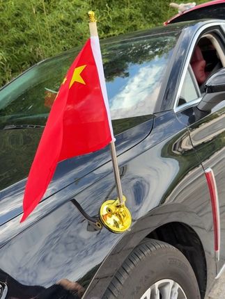 国庆快到了,给爱车安排上这个小红旗吧!底座是吸盘式的,稳固性强,安装简单方便,一按一扭就完成了,还能根据车身调整位置哦。#红旗#国庆#爱车#车内用品