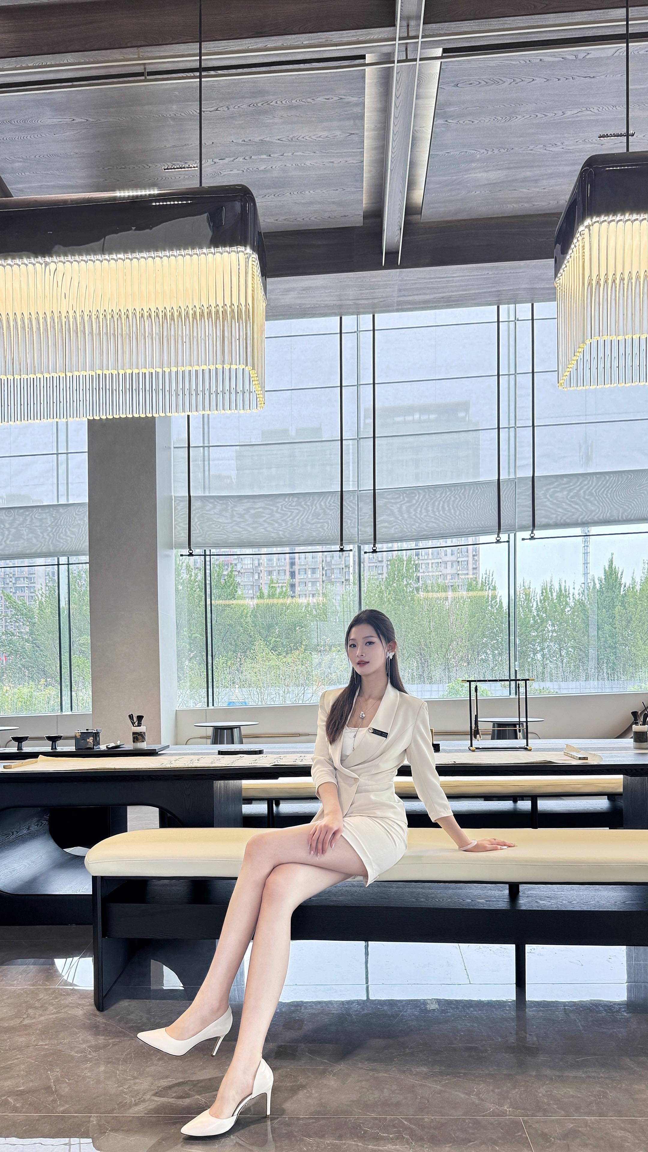 我们可以谈天谈地,就是不能谈我们是什么关系~ #案场客服 #梁庭春晓 #御姐 #天蝎座 #职业装
