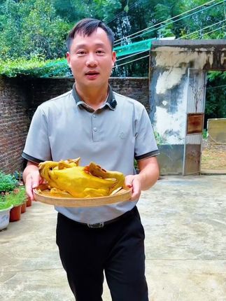 采用农家散养三百天做的客家盐焗鸡,皮脆肉滑,肉质紧实不柴,男女老少孕妇都可以吃#来抖音学农技#乡村英才计划#新农人计划2025#黄家敏盐焗鸡#三农