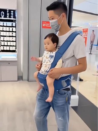 如果你也像我一样平时一个人带娃,一定要安排一个这种抱娃背带坐凳,把宝宝往上面这么一放,真的特别方便!而且它这个背带很柔软,背久了也不会累,还能调节松紧,收纳起来也很方便,小小的放在包里就行。 #宝妈分享 #背带坐凳 #宝宝背带 #带娃神器 #坐凳背带