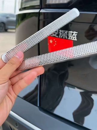 我们的车子后排下面有个空调出风口,不知道的话,很容易被小东西掉到出风口里面去,维修又要花钱,给出风口套上保护套,小东西就不会掉到出风口里面去了#出风口保护套#后出风口保护套#座椅下出风口保护罩