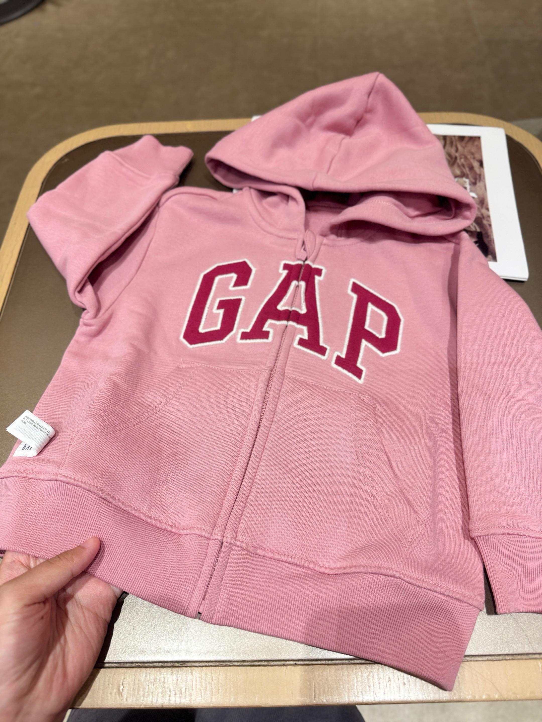 快!赶紧来薅Gap这件春季新款logo连帽卫衣,居然只要这个价! 他家品质不用多夸,面料摸着手感特别柔软舒服,孩子穿上就不愿意脱。春天给孩子穿这件再合适不过,既好看又百搭,关键这价格能买到这么好的质量,真的太值了,刷到的姐妹们赶紧冲!#休闲穿搭 #GAP连帽抓绒外套 #精致妈妈 #运动休闲