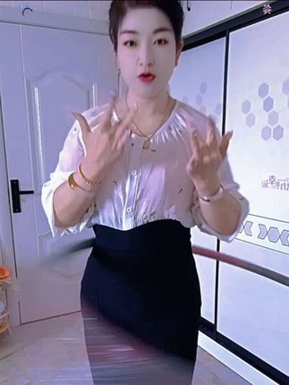 真正珍贵的女人,从不在物质里找爱情,她要的是绝大多数男人给不起的东西,她追求灵魂的滋养,向往精神的自由,他要的是三观相合是同频共振,是一个能真正读懂他灵魂的人,她要的是发自内心的尊重,是不带条件的欣赏,是并肩成长的支持,可惜这世上太多男人给不出这样的爱,低认知的人总以为他她好糊弄。却不知这种女人最难将就,她不怕你穷,但绝不容忍欺骗她能陪你吃苦,但不会接受消耗,当真心换不来真心当信任撞上背叛,她离开的背影比谁都决绝。因为她知道爱情可以没有豪宅鲜花,但绝不能没有灵魂的重量#善良之人的感人瞬间