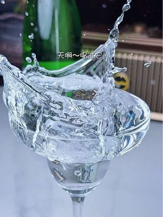 天啊!喝过它才懂什么是米其林级别清酒! 这瓶日本纯米酿造的银雫清酒,原瓶进口,锁住每一滴纯净,无中途变质风险,开瓶就能闻到清新的甜瓜香,色泽清透纯净,一口下去,米香在舌尖爆开,回味带有一丝蜂蜜的甘甜,如白露般的清爽感瞬间涌来,15度微醺刚刚好!烤鱼、火锅、牛排通通适配,配料只有水、大米、酒曲,没有杂七杂八的添加剂,喝得到的品质。1,800毫升的大容量,价格更实惠哦,性价比直接拉满!喜欢微醺的宝子,下方购物车,这款宝藏清酒千万不要错过啦! #日本清酒 #银雫清酒 #清酒 #纯粮酿造好喝不上头 #微醺时刻