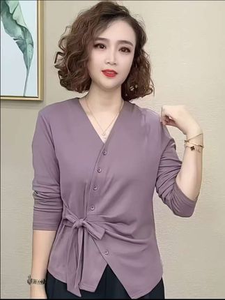 新款时尚洋气百搭减龄秋款 长袖女气质V领减龄显瘦上衣#秋季新款#时尚穿搭 #洋气减龄
