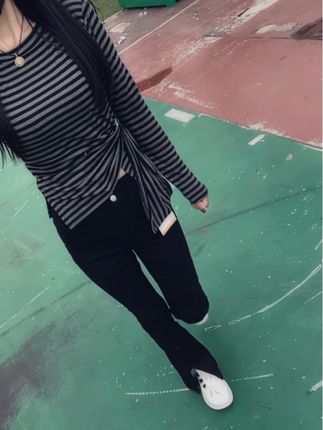 年轻时别忘了做美女,中年别忘了做精致辣妈,老了别忘了做个快乐且优雅的小老太,也许我们并不完美,但别忘了开开心心的做自己#显瘦穿搭#百搭上衣#时尚洋气