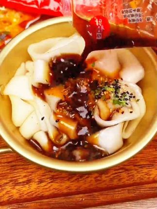 #在家自制的铁锅炖太香了香迷糊我了啊啊,这个流汁宽粉你一定要去吃!#流汁宽粉 #速食美食 #宽粉