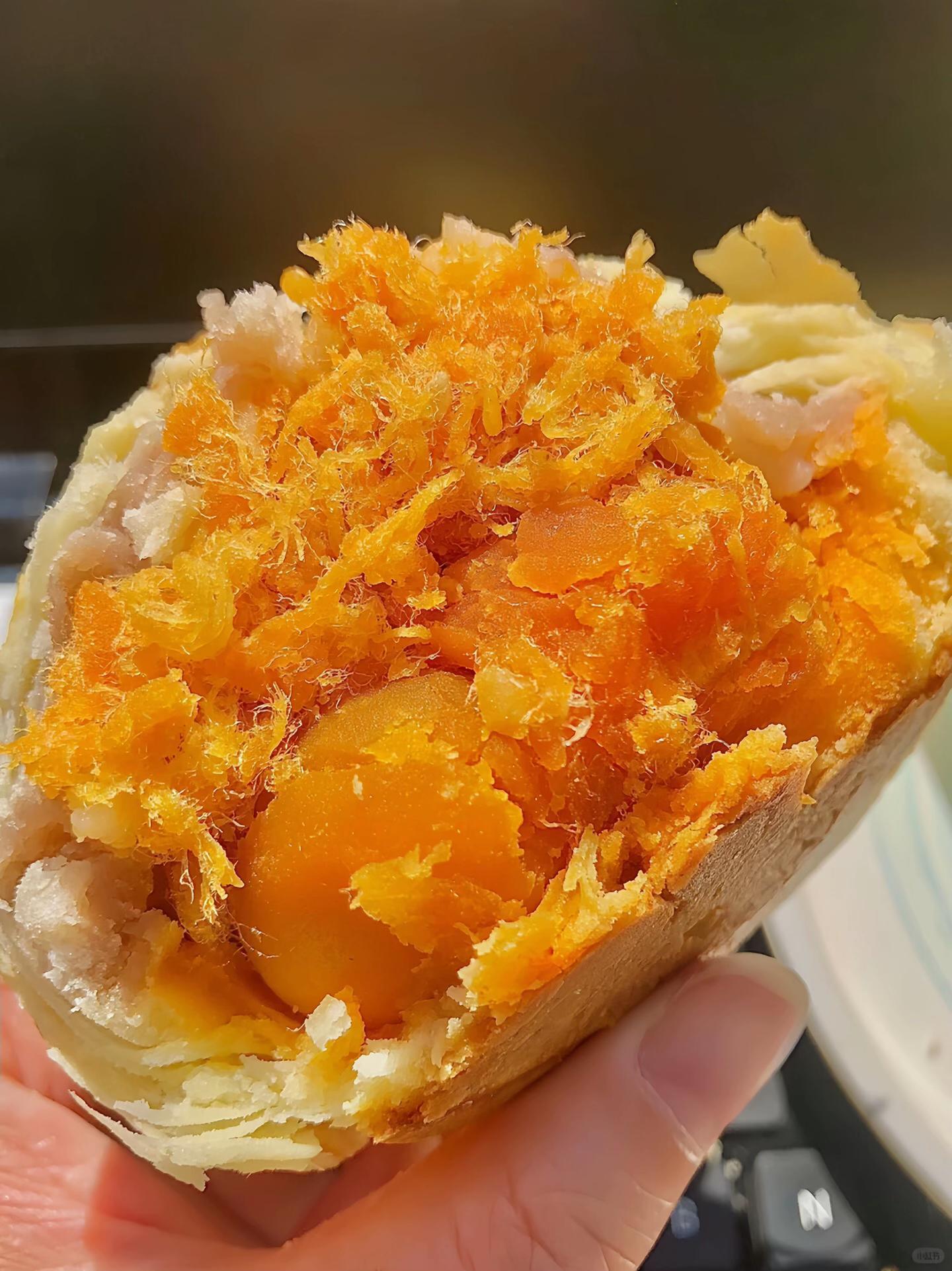 实在抵挡不住诱惑😋。太太好吃啦!#蛋黄酥 #中秋 #你的中秋团圆搭子前来报到 #十五的月亮石榴圆
