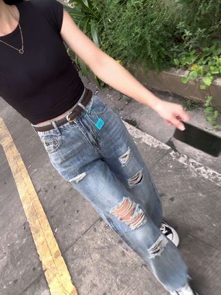 活着活着你就会明白,中年以后最好的状态就是销声匿迹,半隐半藏。除了赚钱和日常生活以外,不需要太多的社交和喧闹,安静的独处就是最好。#破洞牛仔裤