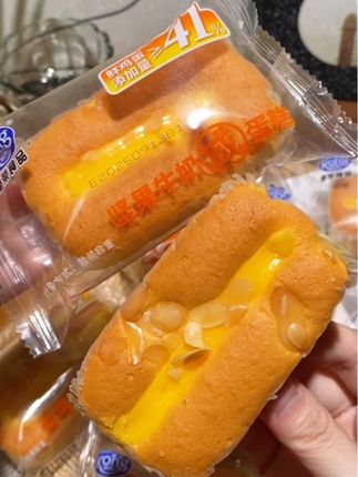 #强烈推荐 #港荣坚果牛奶咸蛋糕 你们吃过咸甜口味的蛋糕吗 港荣新出的坚果牛奶咸蛋糕也太好吃了吧 而且还是零反式脂肪酸 不管大人小孩都能放心吃