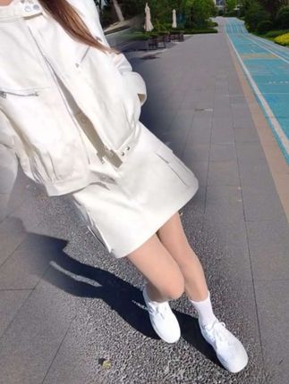 衣服穿在身上才漂亮,钱给你花才是你的,至于他住什么房子,开什么车,和你没有任何关系,握在自己手里的才是真的,希望所有女生都能在30岁之前读懂这句话…