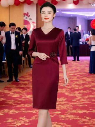 参加喜宴不知道怎么穿?快来看看这件专为喜婆婆设计的连衣裙吧!它是醋酸面料制成,上身柔软又亲肤,还能遮住肚子上的肉肉,特别显瘦哦!整体风格优雅又大方,不管是参加喜宴还是日常出门都很合适呢!喜欢的朋友赶紧点击下方链接购买吧!让你美美的出席每一次宴会!#婚礼妈妈礼服 #婚庆礼服 #敬酒服