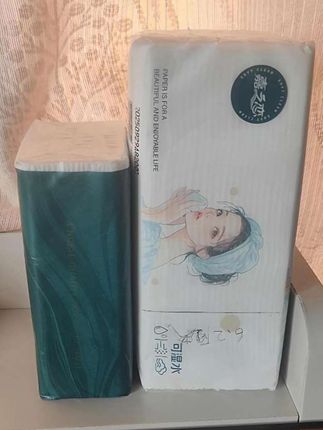 这到底是砖头还是抽纸啊?也太瓷实了!这个价格到手满满一大箱,足足二十包,简直划算到姥姥家!它可不是迷你小包,大家看这对比,一包顶普通的两三包用完全没问题。包装厚实得像块板砖,说能拿来砌墙都不夸张。关键纸张还特别柔软亲肤,质量更是没话说,使劲揉搓都不掉毛,用着太舒心了!#抽纸 #纸巾 #强烈推荐 #好物推荐分享 #抽纸巾