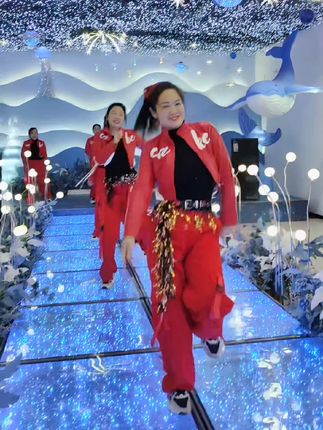 婚庆赛道文案素材 - 没跳几下我把舞台给拆了😂#婚礼演出现场 #婚礼策划#跳舞使我快乐 #婚礼现场气氛 - 葡萄广场舞作品