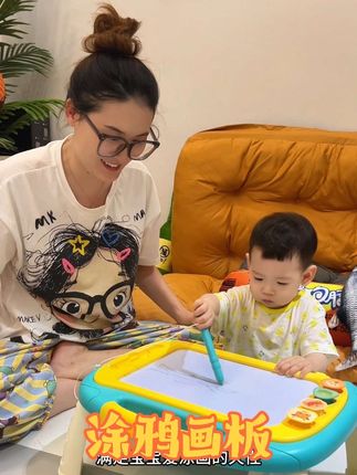一岁以后的宝宝都爱涂涂画画 这个画板可以满足宝宝的需求 也不用担心弄脏衣服和墙面 真是太有趣了😁#母婴好物 #宝宝玩具 #专注力 #带娃神器