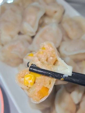 龙凤水饺方便又好吃,你看它的每一个都很饱满,一共有五种口味,每个口味都很好吃,再蘸上一点辣椒油,一口下去简直就绝了#龙凤水饺 #荠菜猪肉饺子 #三鲜水饺 #芹菜猪肉馅饺子 #白菜猪肉饺子