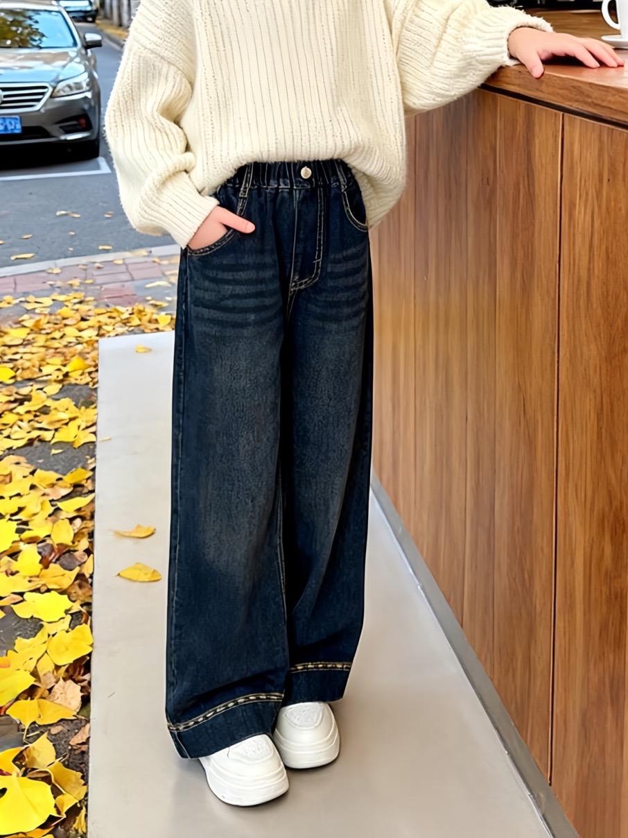 这款女童牛仔裤太有范儿了!深牛仔蓝的颜色很经典,阔腿版型时尚又显腿长。高腰设计搭配精致纽扣,穿起来舒适又好看。不管是搭配毛衣还是卫衣,都能轻松穿出潮流感。孩子穿上它,不管是上学还是出门游玩,都能成为人群中亮眼的存在!#女童牛仔裤 #女童裤子 #女童穿搭 #甜美穿搭 #生女儿就是用来打扮的 @DOU+上热门