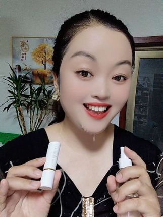 这只小白管口红我一直在用,丝绒哑光的质地,上嘴特别高级,还防水不沾杯、不易掉色,吃饭喝水都不怕#自用好物分享 #美妆分享 #口红试色 #美妆好物