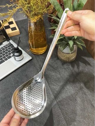 不锈钢细孔漏勺 真心建议您入手这款不锈钢漏勺!煎炸煮滤都能搞定,细密网眼捞菜不挂渣,煮面煮粥都好用!#厨房好物 #提升幸福感好物 #好物推荐🔥 #不锈钢漏勺 #细孔漏勺