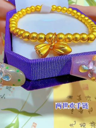手链赛道文案素材 - 回复 @雨露(好物优选)的评论 戴腻了千篇一律的手链,不妨入手这条两世欢手链✨
圆润珠饰搭配精巧莲形吊坠,上手温润很有质感
巧妙修饰手腕线条,满满的东方温婉气韵
可调节链身,各类手围佩戴贴合舒适
单戴就自带高级感,国风、通勤、休闲穿搭都适配
抬腕间流露淡淡的雅致格调
#两世欢手链 #国风手链 #日常配饰 #精致首饰@DOU+小助手 - 雨露(好物优选)作品
