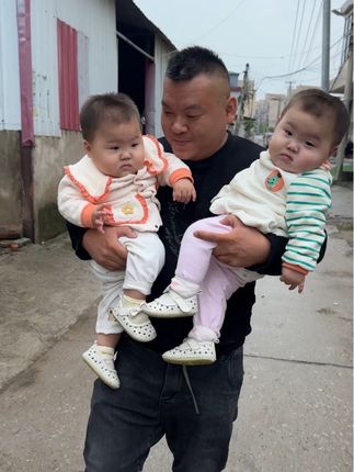 天凉了,该添衣服啦!两个宝宝太可爱啦!#人类幼崽成长实录 #创作者中心 #创作灵感 #可爱小宝贝 #宝宝开心快乐成长