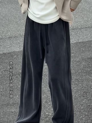 宽松的卫裤穿着才舒服 不仅遮肉还显腿型!#卫裤男 #直筒宽松卫裤 #面料舒适柔软 #百搭裤子 #谁穿谁好看