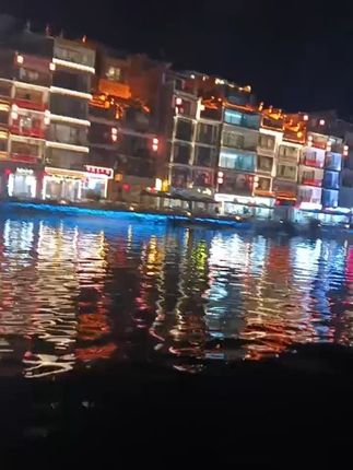 心情不好的时候保持好心态,做个开心快乐阳光的男孩……最美城市夜景网红景点打卡,有没有相约美丽镇远古城赏夜景的哦💖💖