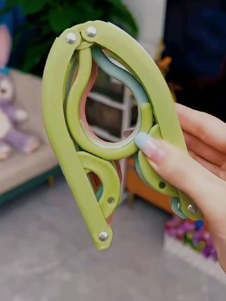 孩子开学就给他带这种可折叠的晾衣架,携带方便,功能还多样,卡扣的设计,袜子吊带鞋子再也不用担心被风吹掉。#折叠衣架 #晾衣架 #好物推荐🔥 #超实用 #开学好物
