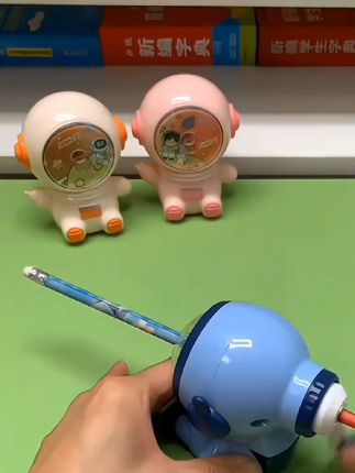 宇航员卡通削笔器!小学生手摇超顺,幼儿园宝宝也爱用 #削笔器#宇航员卷笔刀#儿童文具爆款 #超便宜超划算#学生文具安利
