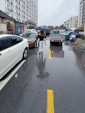 吃这么胖,出院还想舒服不想走,平时让少吃点好像害了她一下。换床的时候看着干着急,愣是拽不动…