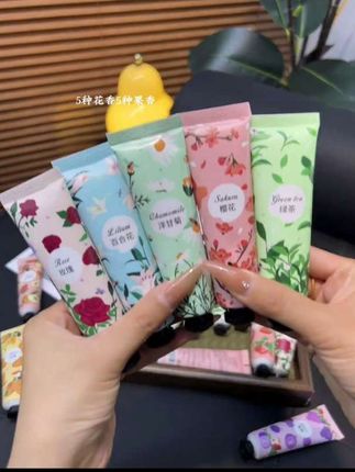 #创作灵感 可不要等到手上干巴巴,起皮的时候才 想起来涂护手霜!这个价到数20只的护手霜,他不香吗?刷到的姐妹赶紧囤起来。#护手霜#好 推荐#护肤好物 #种草